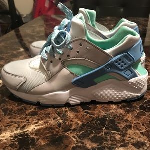 Nike Hurache size 6 (GS)